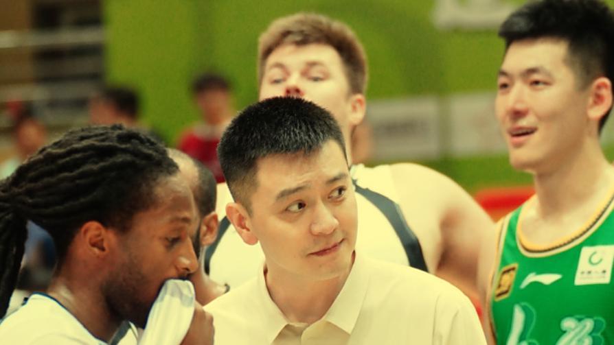 辽篮热身赛大胜52分！韩德君接班人让人放心，赵继伟替补不负众望